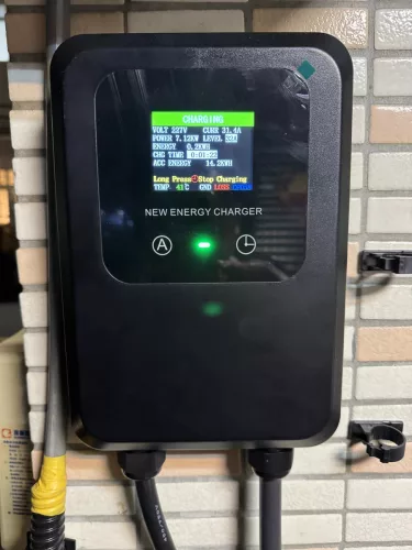 NewEnergy Fali Töltőállomás elektromos autókhoz és egyéb járművekhez, színes képernyős,kártyás, 5 méter 7 kw,32A,type2 csatlakozóval