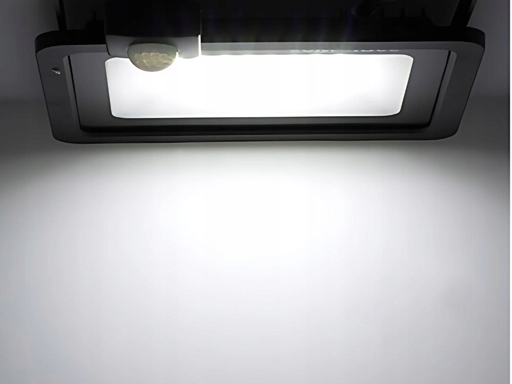 6000 K hidegfehér fényt adó LED reflektor